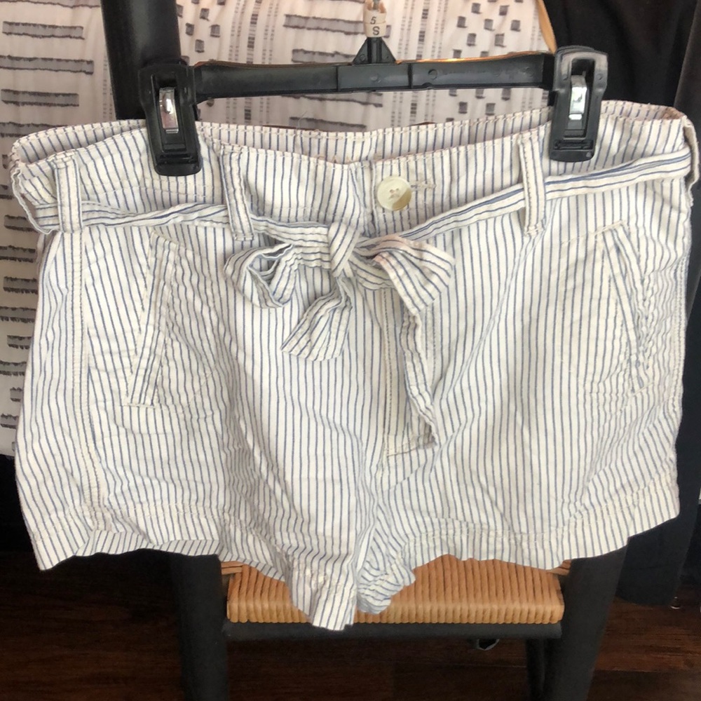 AE Women’s blue & off white stripped shorts